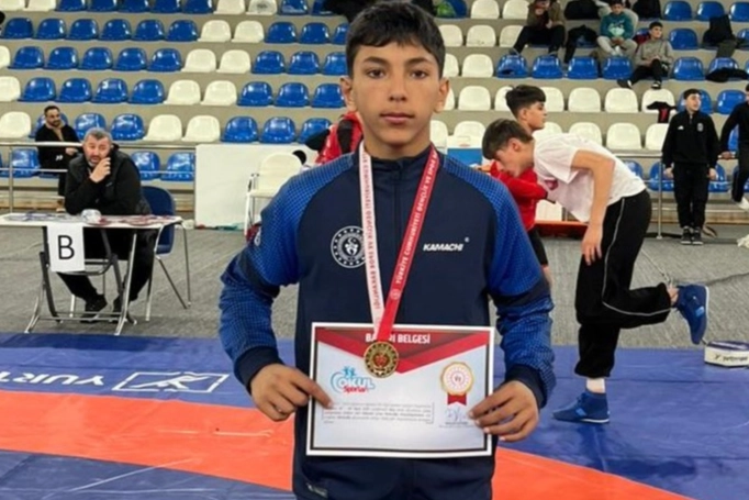 Ağrı’nın Yıldız Güreşçisi Berat Çelik, Rize’de Şampiyon Oldu, Türkiye Şampiyonası’na Gidiyor