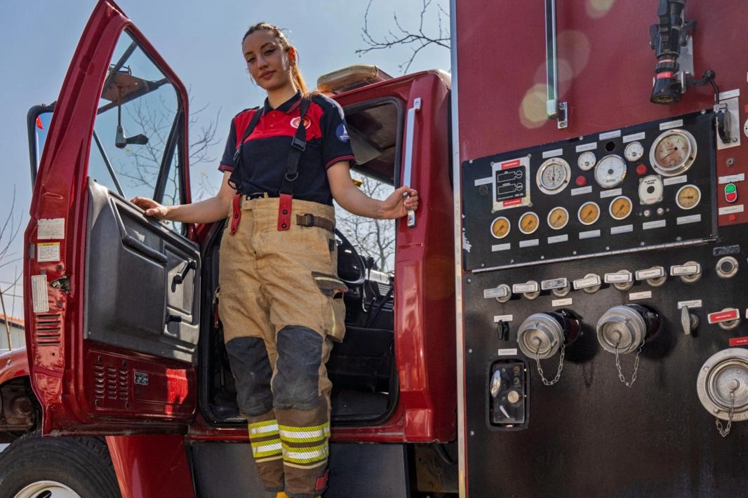 İzmir’in Cesur İtfaiyecisi İrem Gül Altundaş: Çocukluk Hayalini Alevlerle Gerçeğe Dönüştürdü