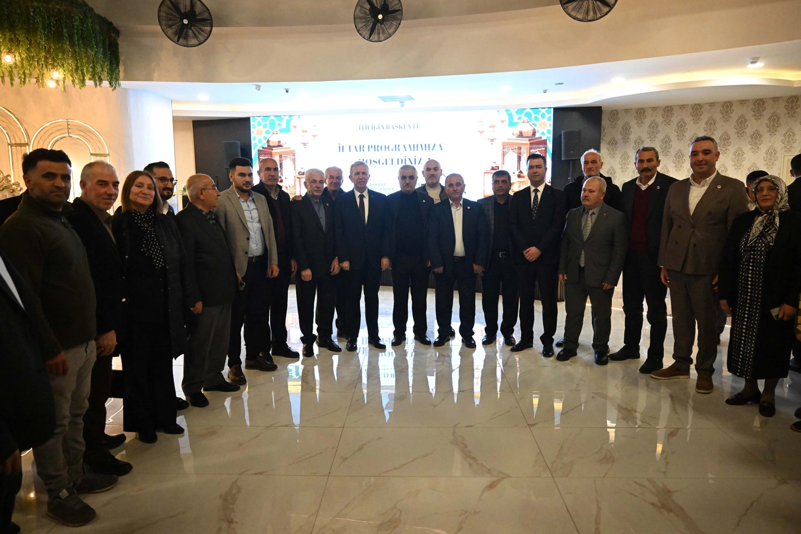 Ankara’da Ramazan Coşkusu: Mansur Yavaş Pursaklar’da Vatandaşlarla İftar Sofrasında Buluştu