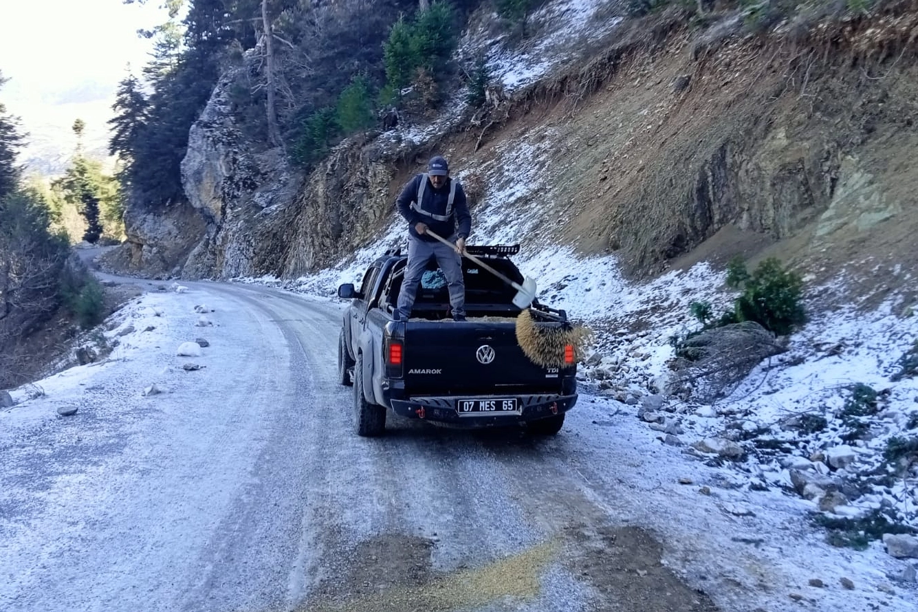 Alanya’da Kış Zorlu Koşullarda Yol Bakım ve Onarım Çalışmaları Sürüyor