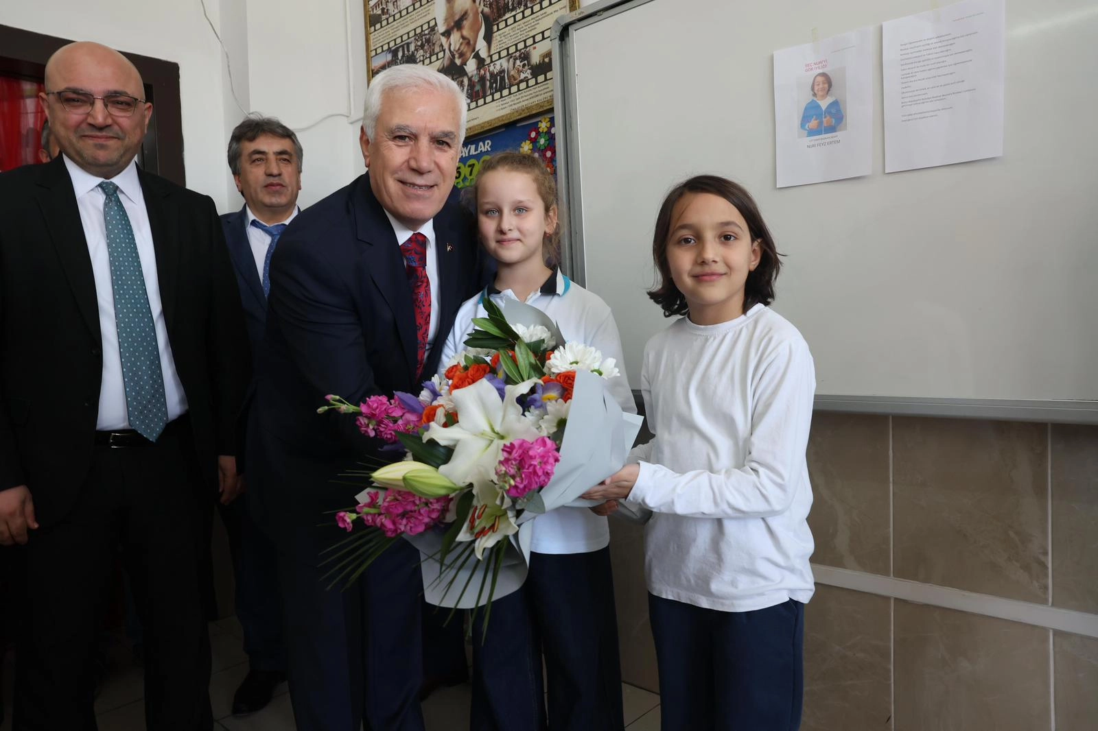 Minik Öğrenci Sözünü Tutarak Bursa Belediye Başkanı Mustafa Bozbey’i Okula Getirdi