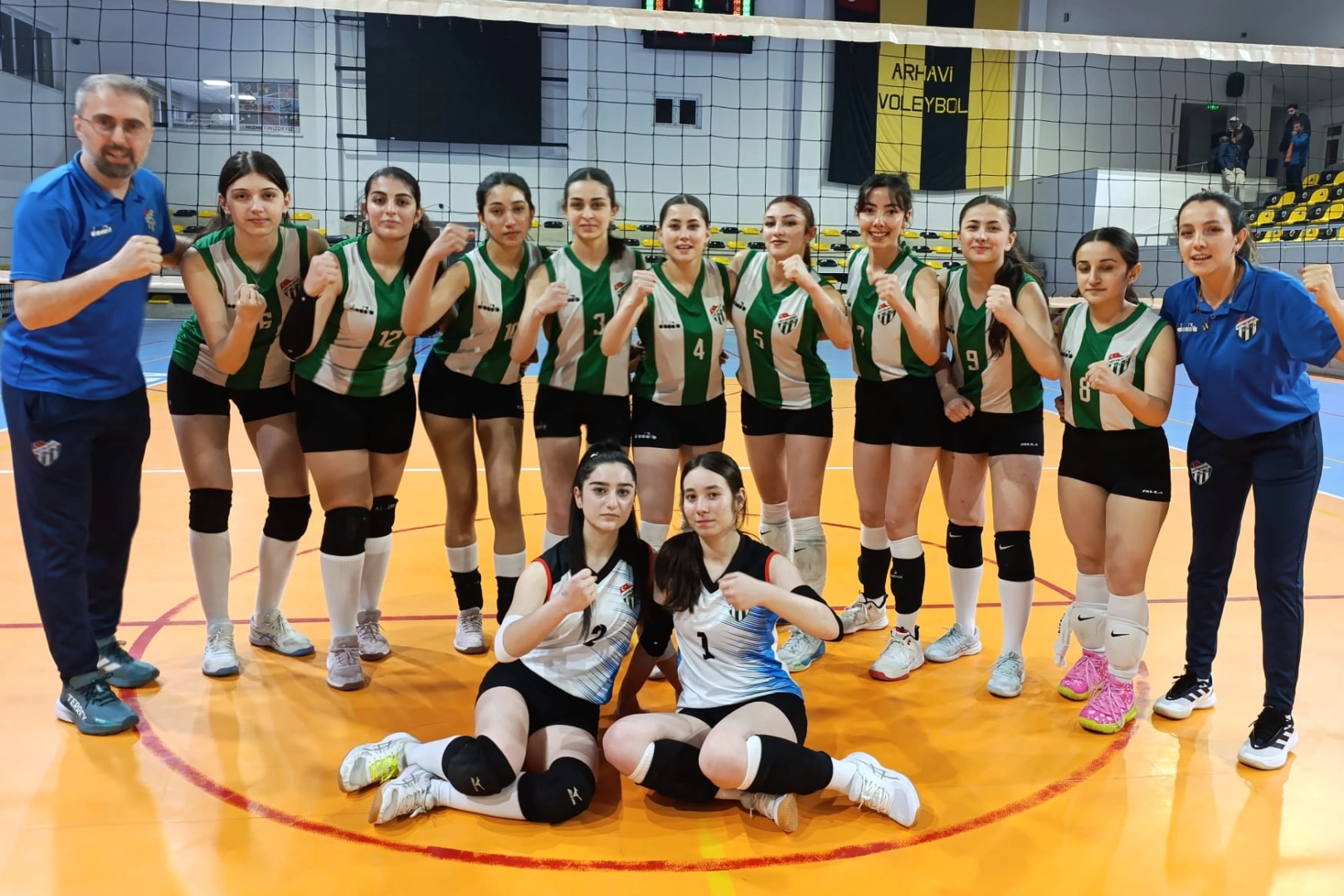 Artvinspor, Genç Kızlar Voleybol İl Birinciliği’nde Şampiyon Oldu!