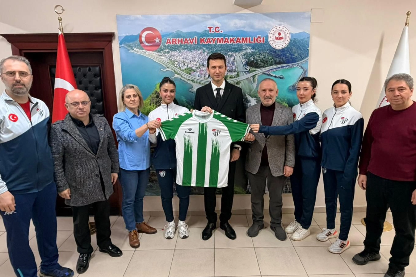 Artvinspor Kadın Voleybol Takımı, Arhavi Kaymakamı Burak Çimşir’i Ziyaret Etti