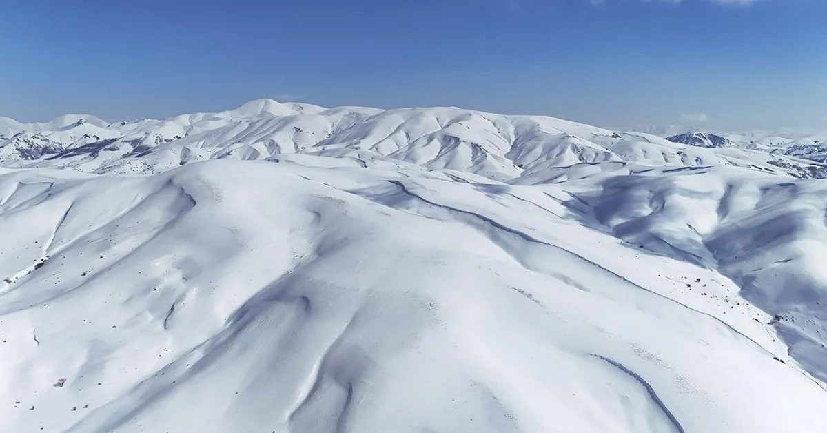 Bahar Ayında Kış Sürprizi: Bayburt’ta Kar Kalınlığı 2 Metreyi Aştı