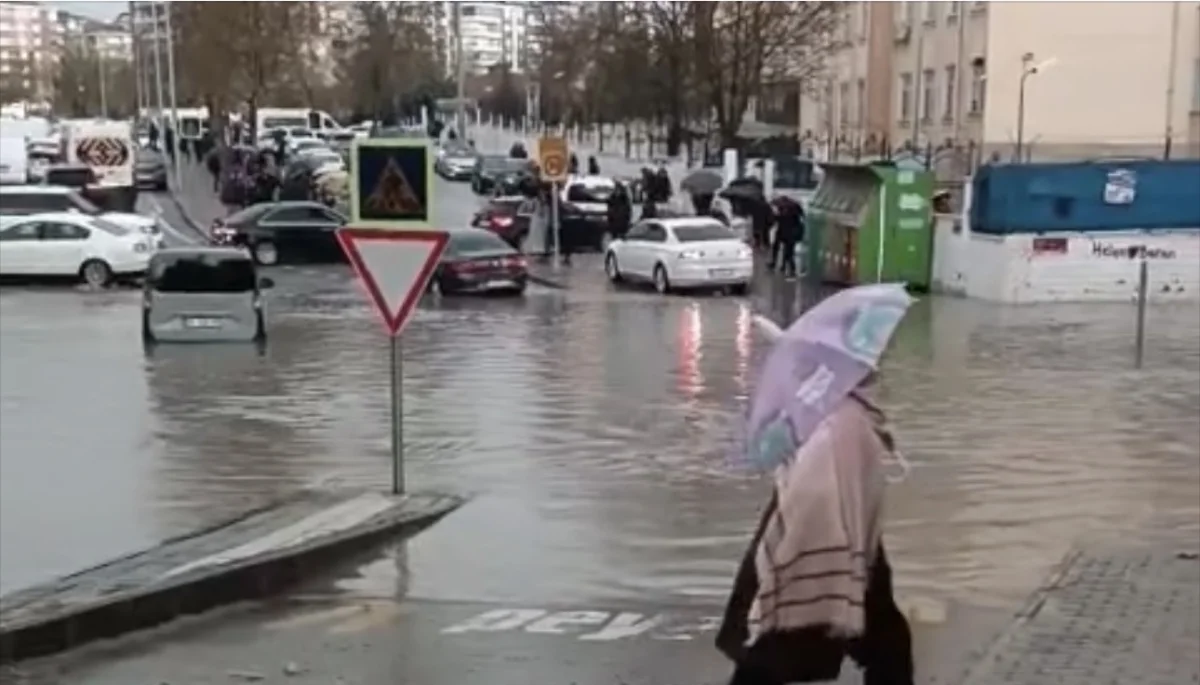 Batman’da Şiddetli Sağanak Hayatı Felç Etti: Kent Venedik’e Döndü
