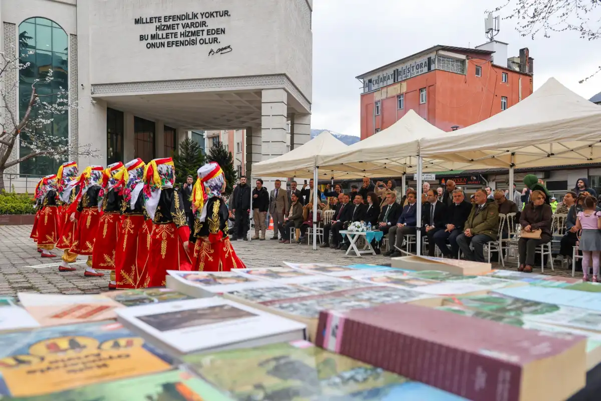 Artvin’de Kütüphane Haftası Coşkusu: Kitaplar Milli İrade Meydanı’nda Buluştu