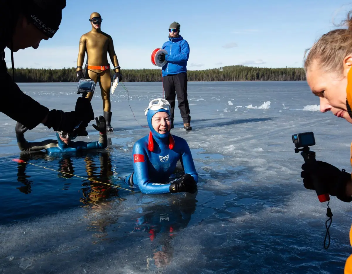 Buz Altında Tarihi Başarı: Birgül Erken Tek Nefeste 141 Metre Yüzerek Dünya Rekoru Kırdı!