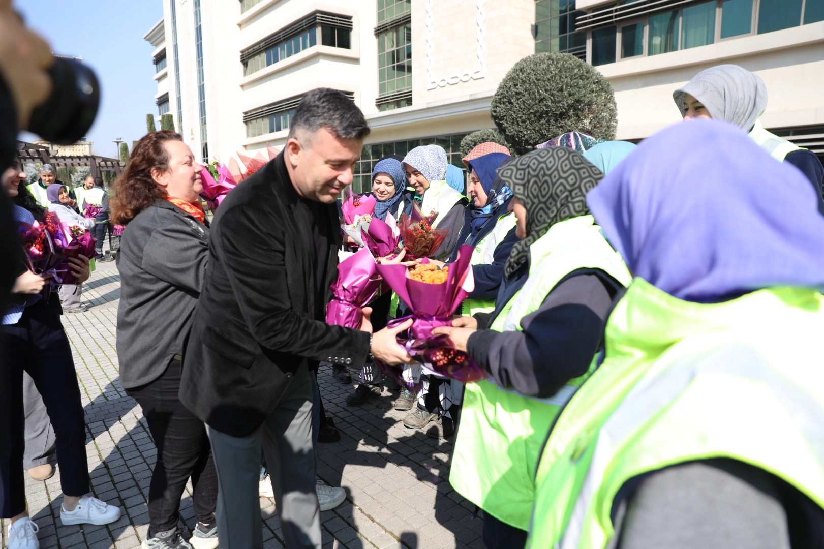 Bursa’da 8 Mart Coşkusu: Kadın Çalışanlara Çiçekli Kutlama