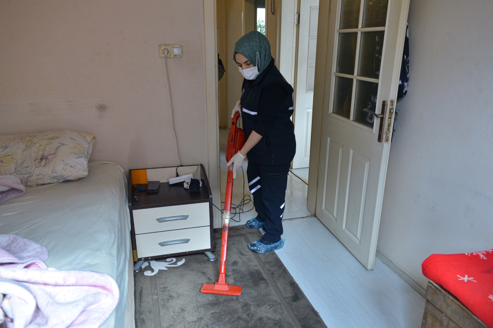 Bursa Büyükşehir Belediyesi’nden Ramazan Ayında da Sıcak Dokunuş: Evde Bakım ve Temizlik Hizmetleriyle Gönüllere Ulaşılıyor