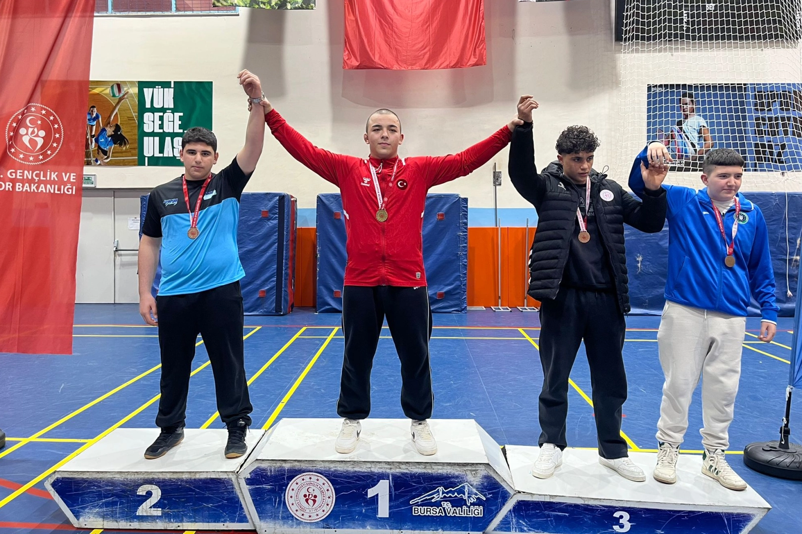 Bursa Büyükşehir Belediyesporlu Güreşçiler U15 Şampiyonasında 12 Madalya Birden Kazandı