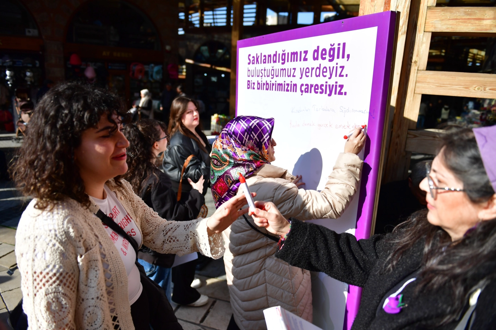 Bursa’da Kadınlar Yürüyüşteydi: Şiddetsiz ve Eşit Yaşam İçin Güçlü Ses Yükseldi