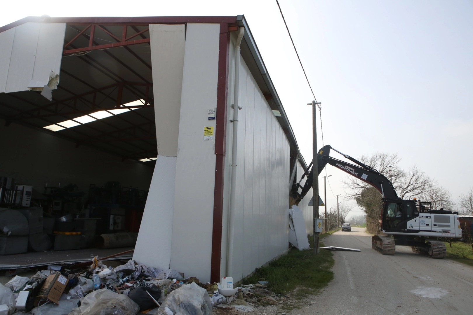 Bursa Nilüfer’de Tarım Arazisine Yapılan 900 Metrekarelik Kaçak Depo Yıkıldı