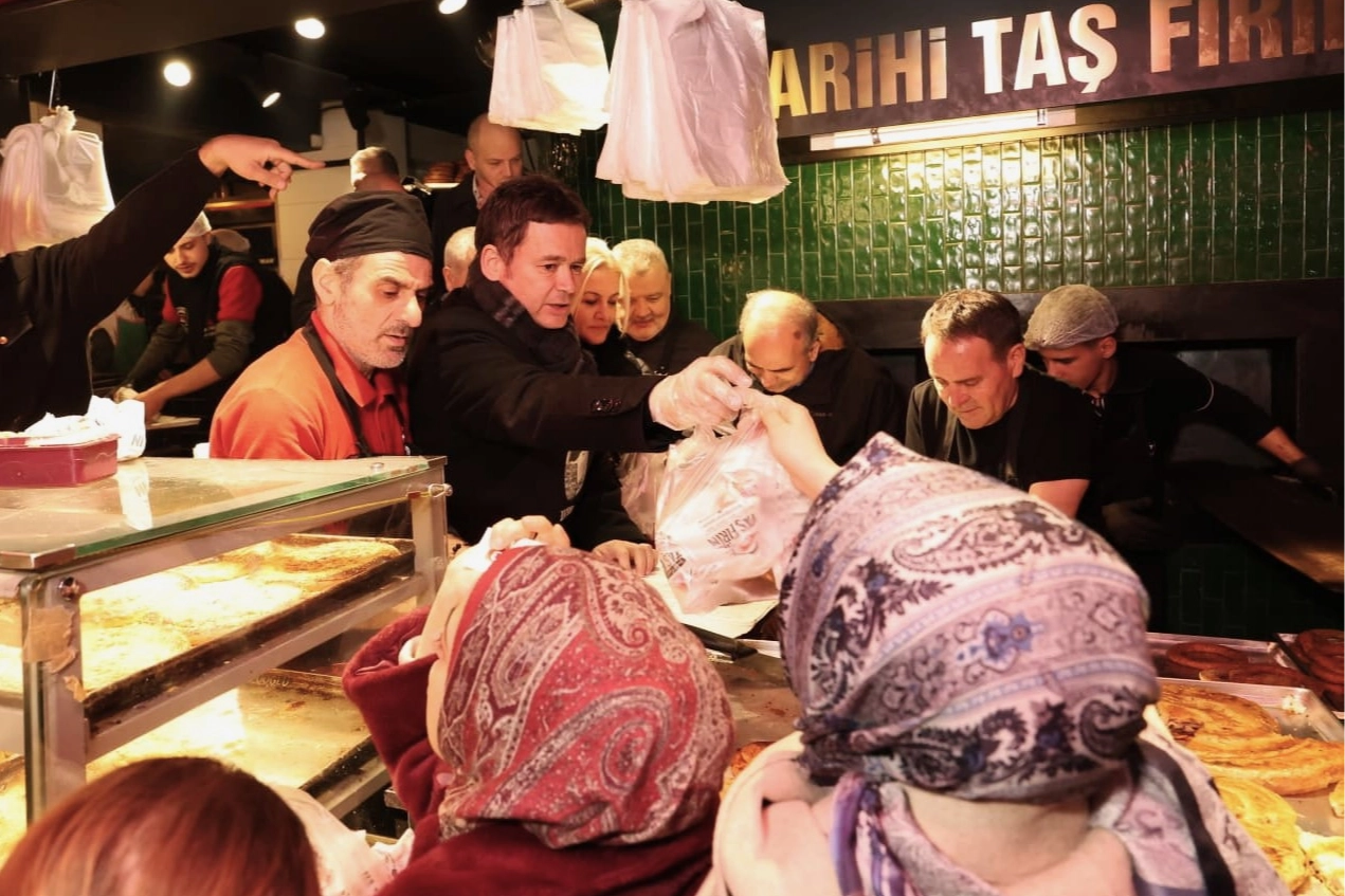 Osmangazi’de Ramazan Coşkusu: Başkan Erkan Aydın Abdal Meydanı’nda Vatandaşlarla Sahur Yaptı