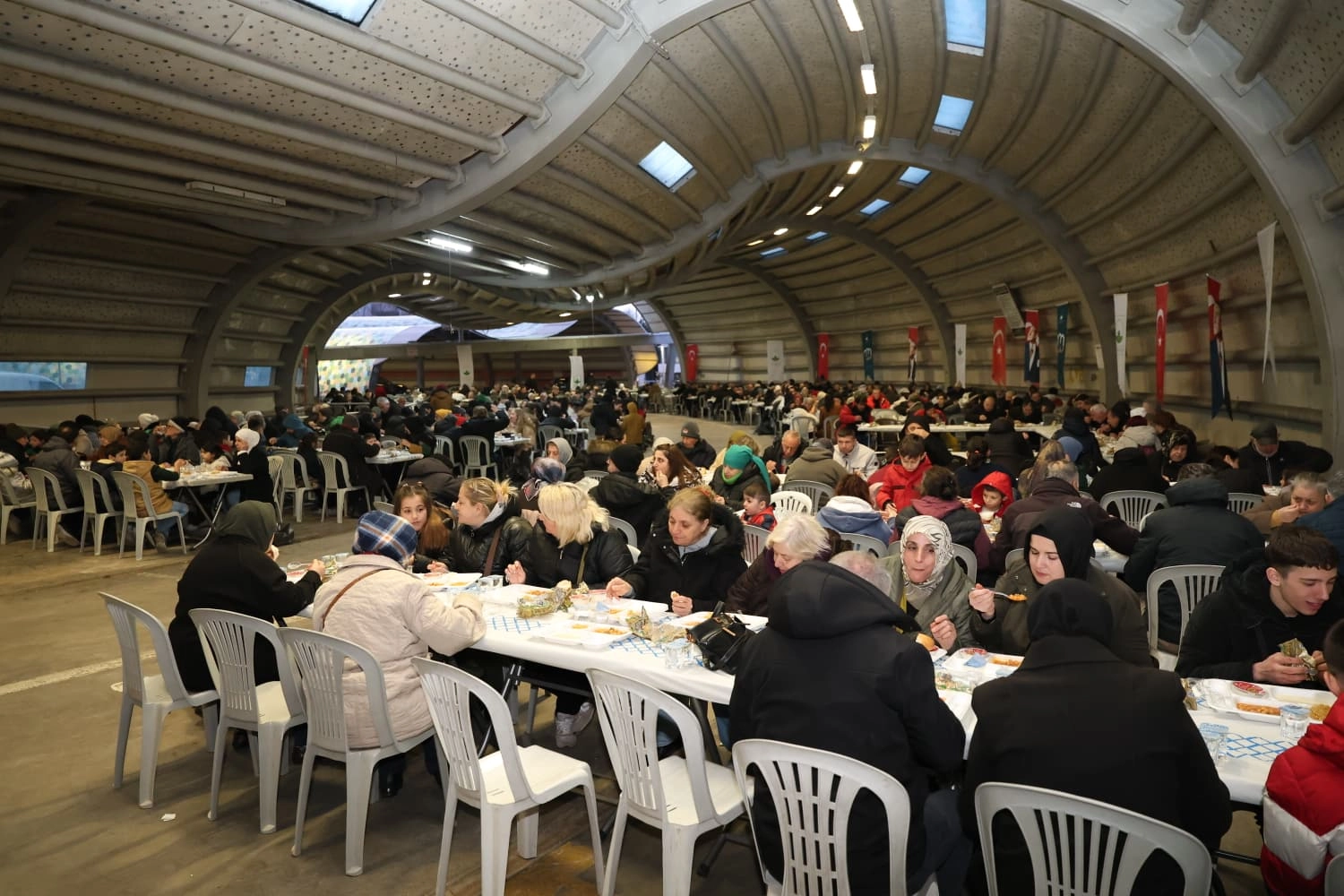 Osmangazi’de Ramazan Sofraları Büyüyor: Başkan Aydın Binlerce Kişiyi İftar’da Buluşturuyor