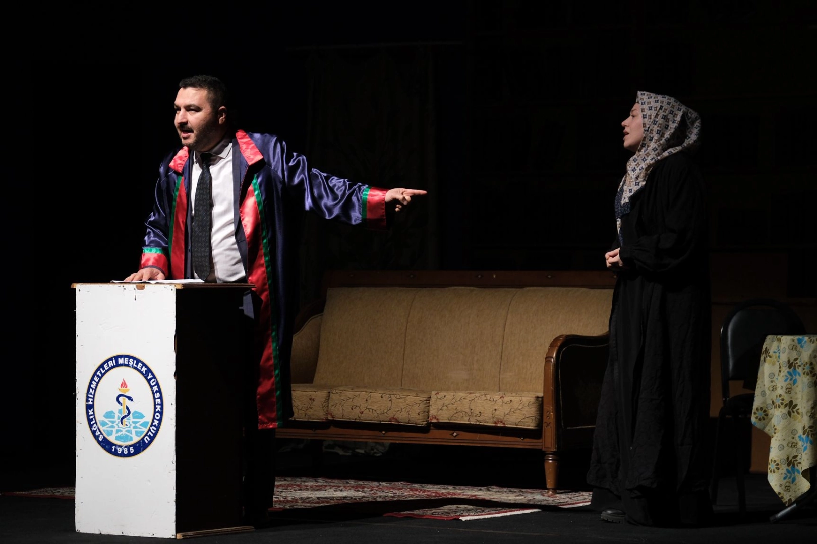 Bursa’da 28 Şubat Süreci, ‘Karanlıkta Açan Çiçekler’ Oyunuyla Sahnelendi