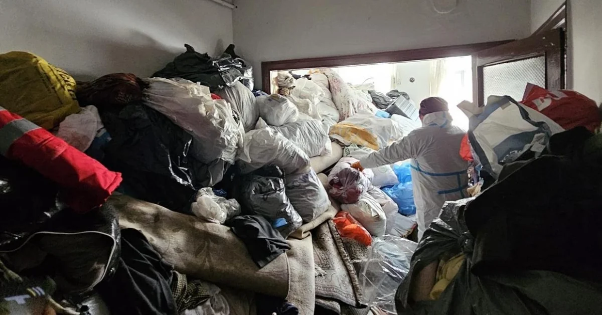 Bursa’da İnsanlık Dışı Manzara: Bir Evden 4 Kamyon Çöp Çıkarıldı!