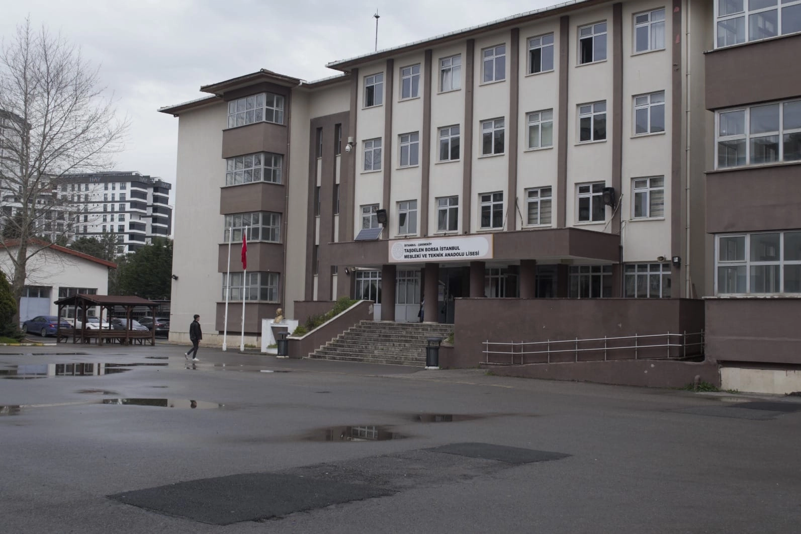 Çekmeköy Lisesinde Kan Donduran Saldırı: 2 Öğretmen ve 1 Öğrenci Bıçaklandı