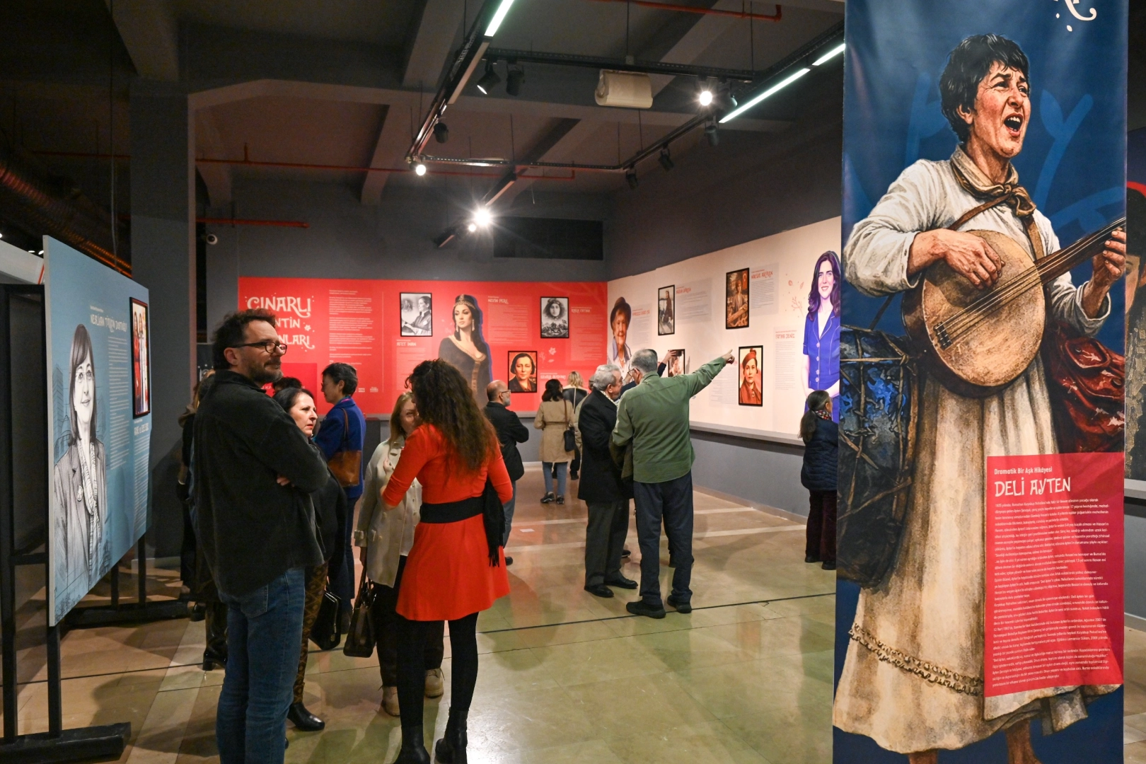 Bursa’da Tarihe İz Bırakan 30 Kadın: ‘Çınarlı Kentin Kadınları’ Sergisi Açıldı