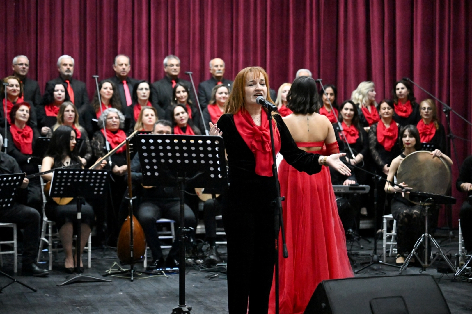 Bornova’da Sivil Toplumun Sesi Türkülerle Yükseldi: Kış Konseri’nde Dayanışma Coşkusu