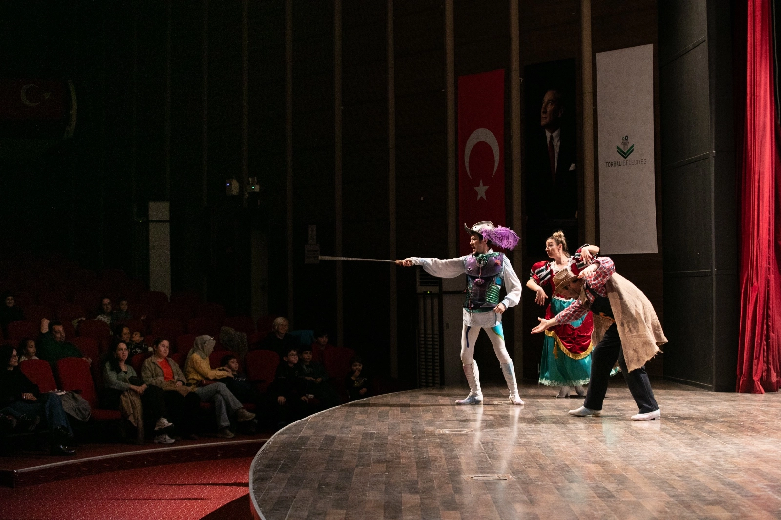 İzmir’de Minik Seyirciler ‘Don Kişot’ ile Büyülendi: Şehir Tiyatroları Torbalı’daydı