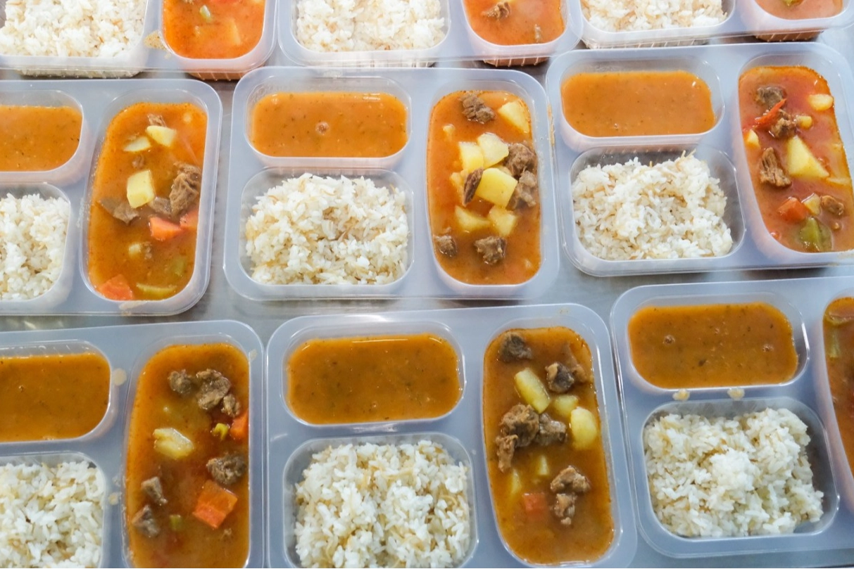 Erzincan’da Gönül Sofrası Açıldı: İhtiyaç Sahiplerine Sıcak İftar Yemeği Dağıtımı Devam Ediyor