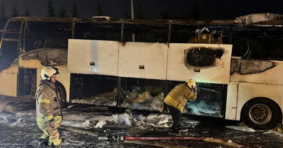 Esenler’de Seyir Halindeki Otobüs Alevlere Teslim Oldu: Trafik Durdu, Yolcular Güvende