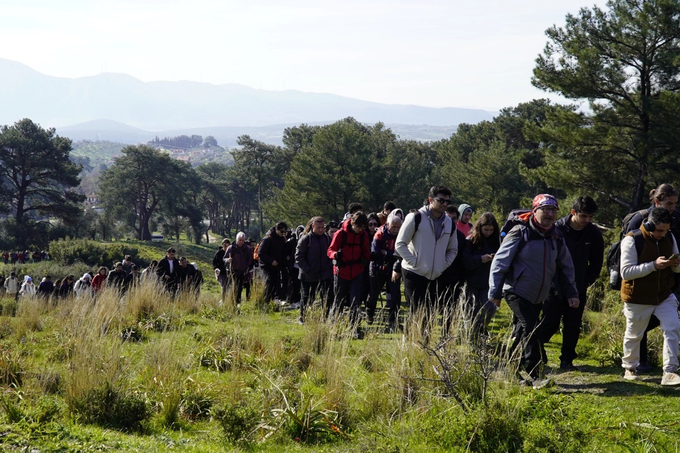 İzmir’de Gençler Baharı Efes-Mimas Yolu’nda Karşıladı: 250 Kişilik Doğa Yürüyüşü