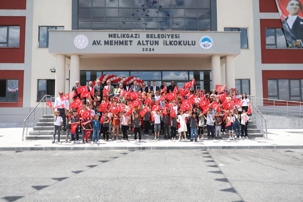 Melikgazi’den Gençlere Yıldız Yağmuru: Geleceğe Yatırım Projeleriyle Tam Destek
