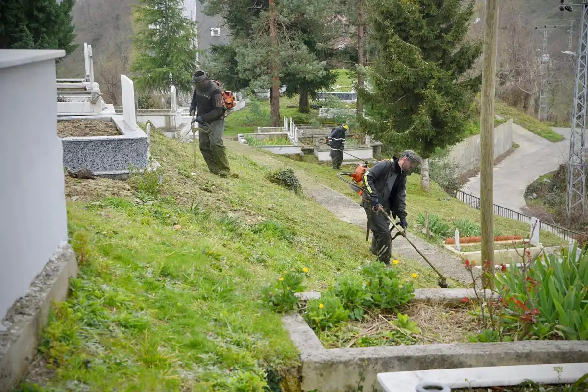 Giresun Mezarlıkları Bayram Öncesi Yeniden Hayat Buluyor: Temizlik ve Bakım Çalışmaları Tamamlanıyor