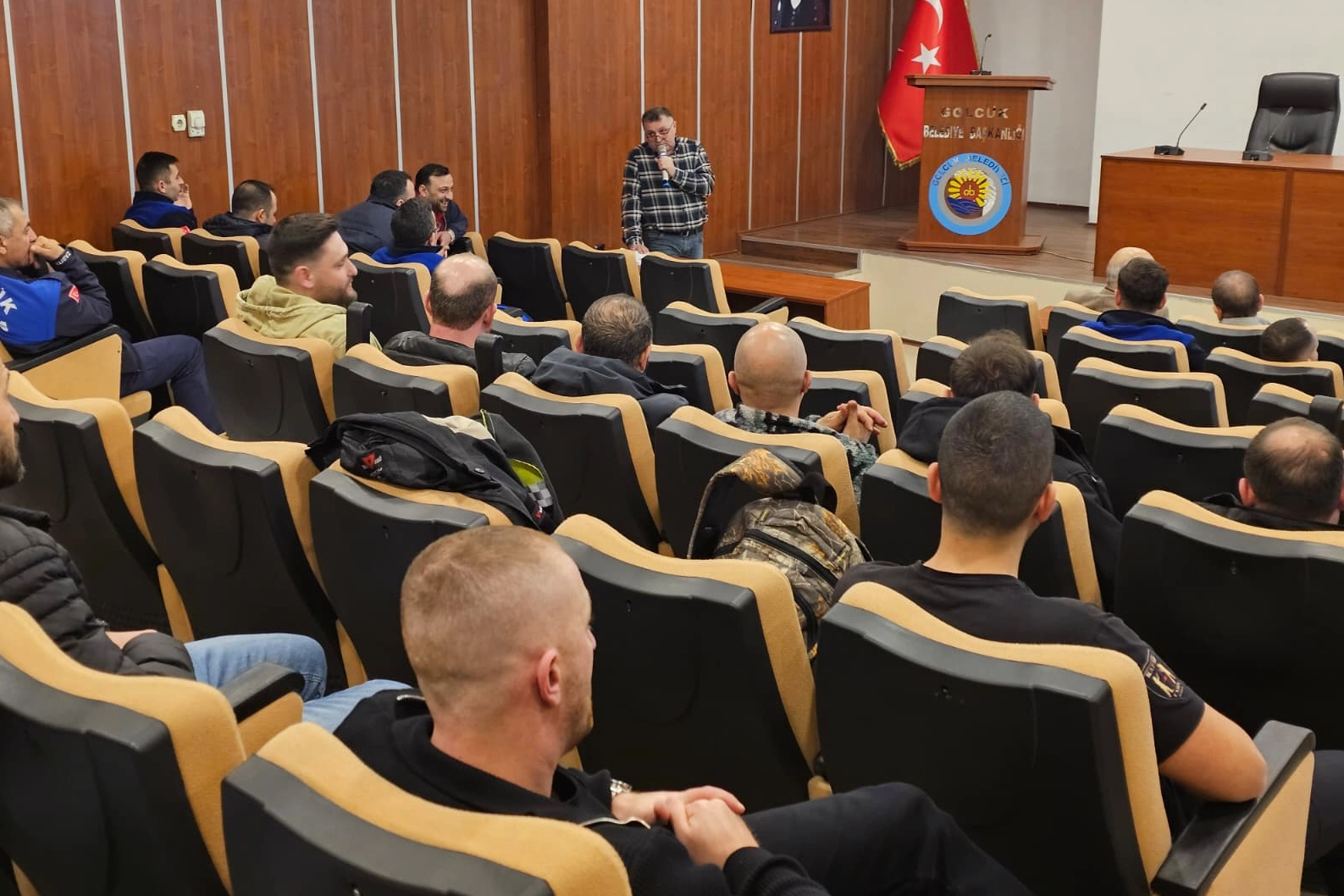 Gölcük Belediyesi Personeline Trafik Kuralları Eğitimi: Güvenli Sürüş ve Hizmet Kalitesi Artıyor