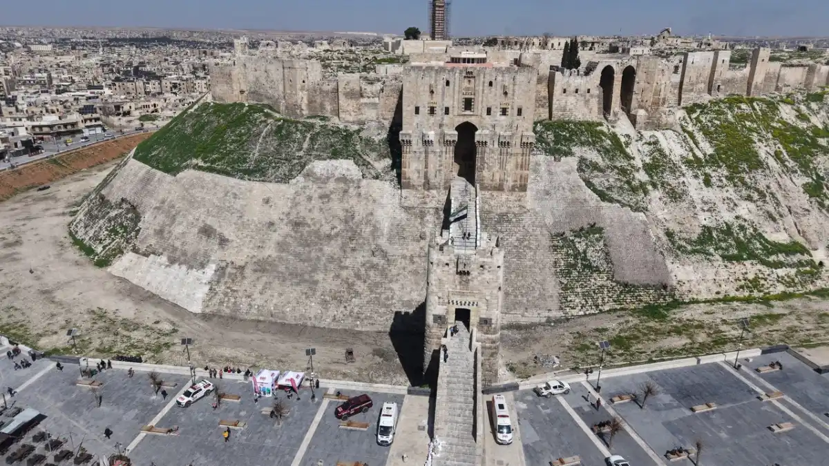 İHH’dan Halep Kalesi’ne Nefes Aldıran Dokunuş: Tarihi Yapıda Kapsamlı Temizlik ve Bakım Çalışması