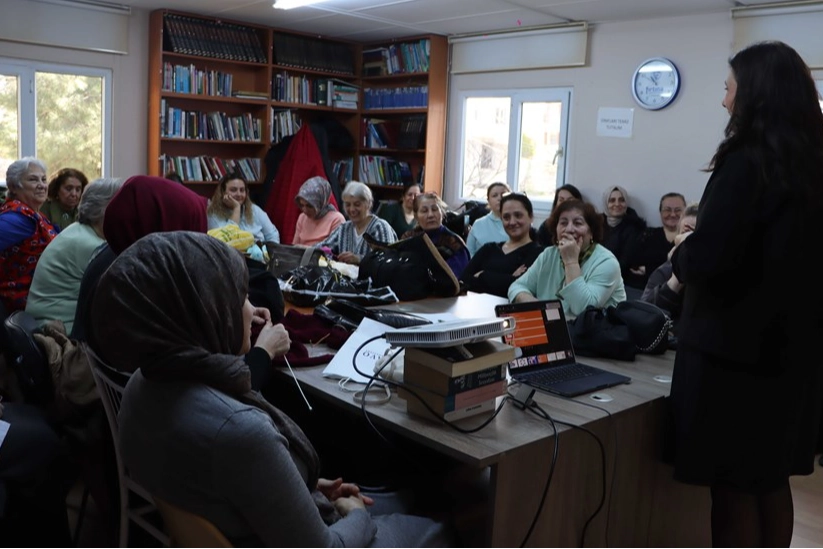 Maltepe’de Kadınlara Dijital Dünyanın Tehlikeleri ve Güvenli İnternet Kullanımı Anlatıldı