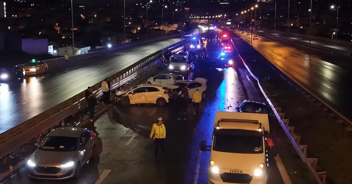 İstanbul’da Sırılsıklam Bir Gün: Yağmurun Kayganlaştırdığı Yolda 8 Araç Zincirleme Kazaya Karıştı