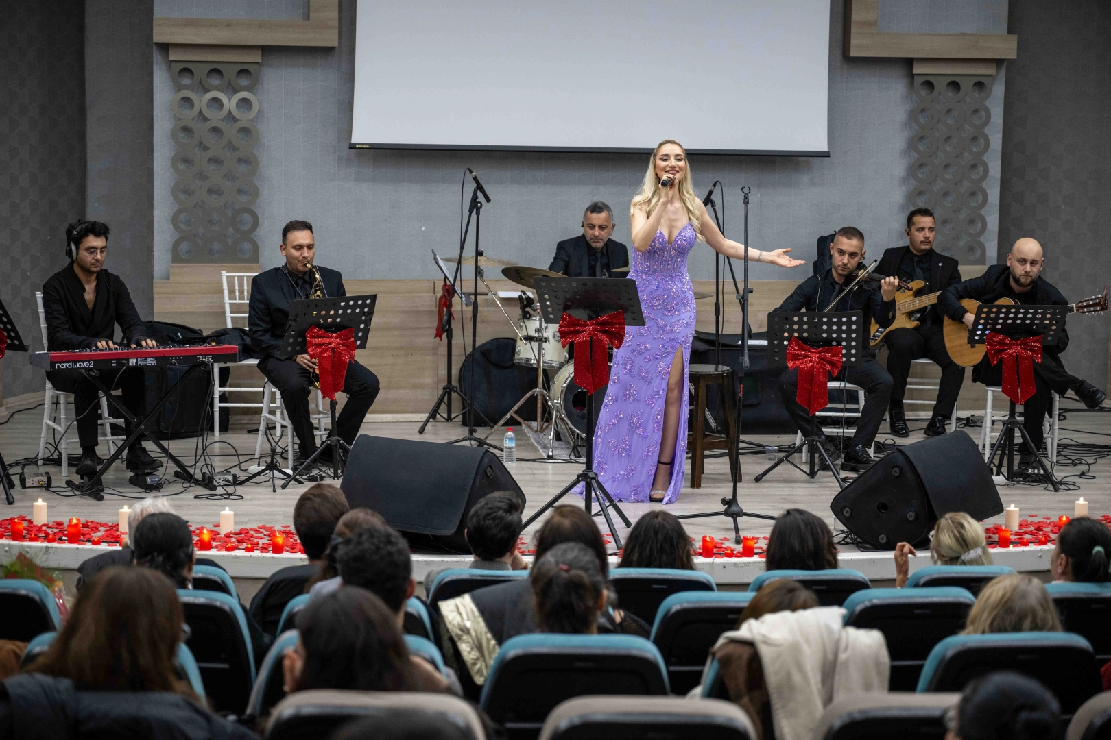 Bornova Aşk Şarkılarıyla Coştu: Demet Aslan Sahnedeydi