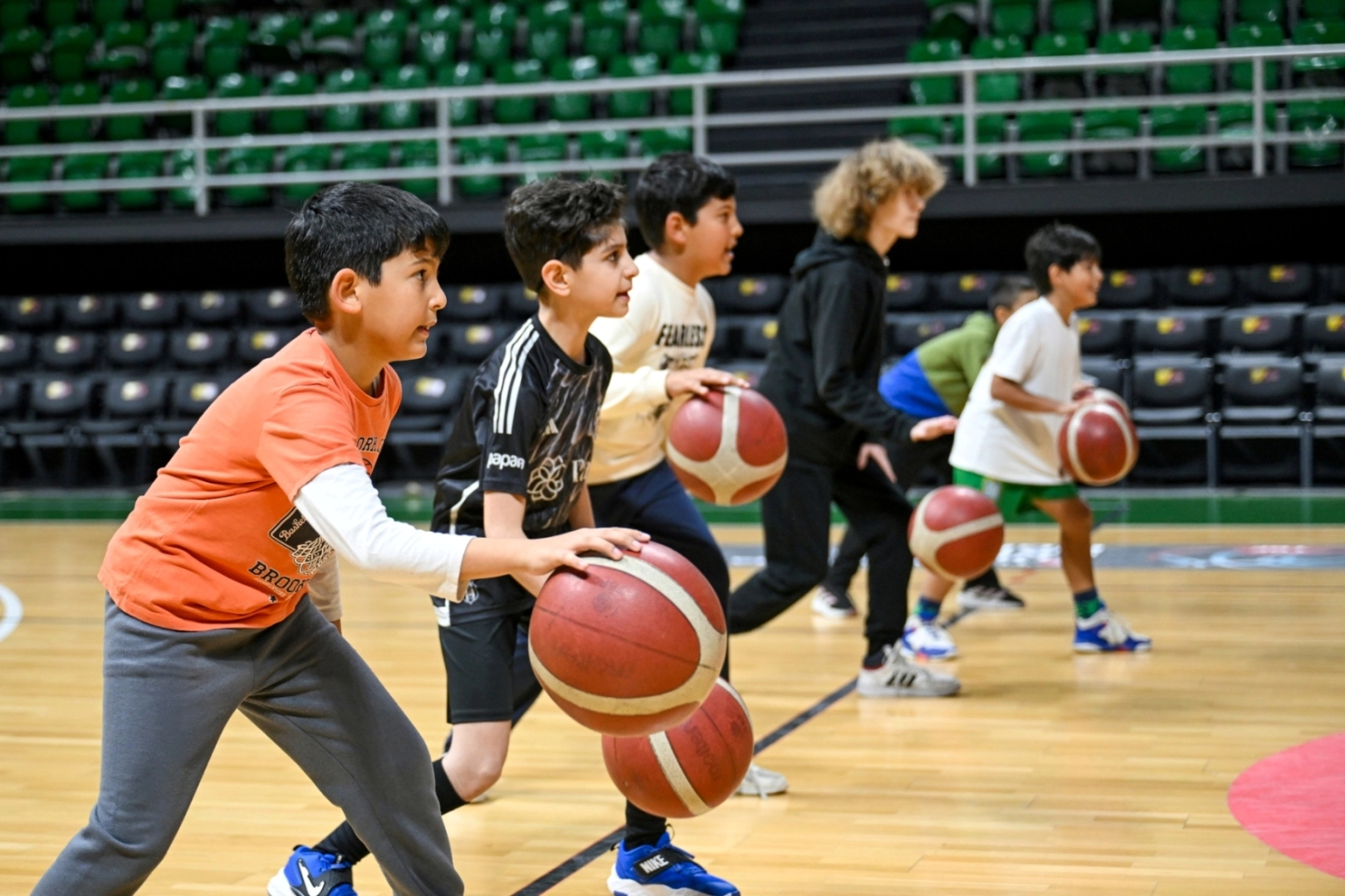 Bornova’da Minikler Sahada: Basketbol Kursları Çocukların Gelişimine Katkı Sağlıyor