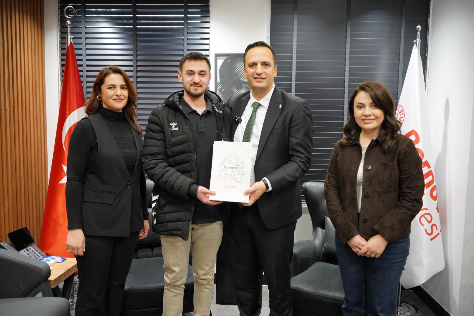 Bornova’da Eğitim Yatırımı Meyvelerini Verdi: Başarılı Öğrenciler Başkan Eşki’den Tablet Ödüllerini Aldı