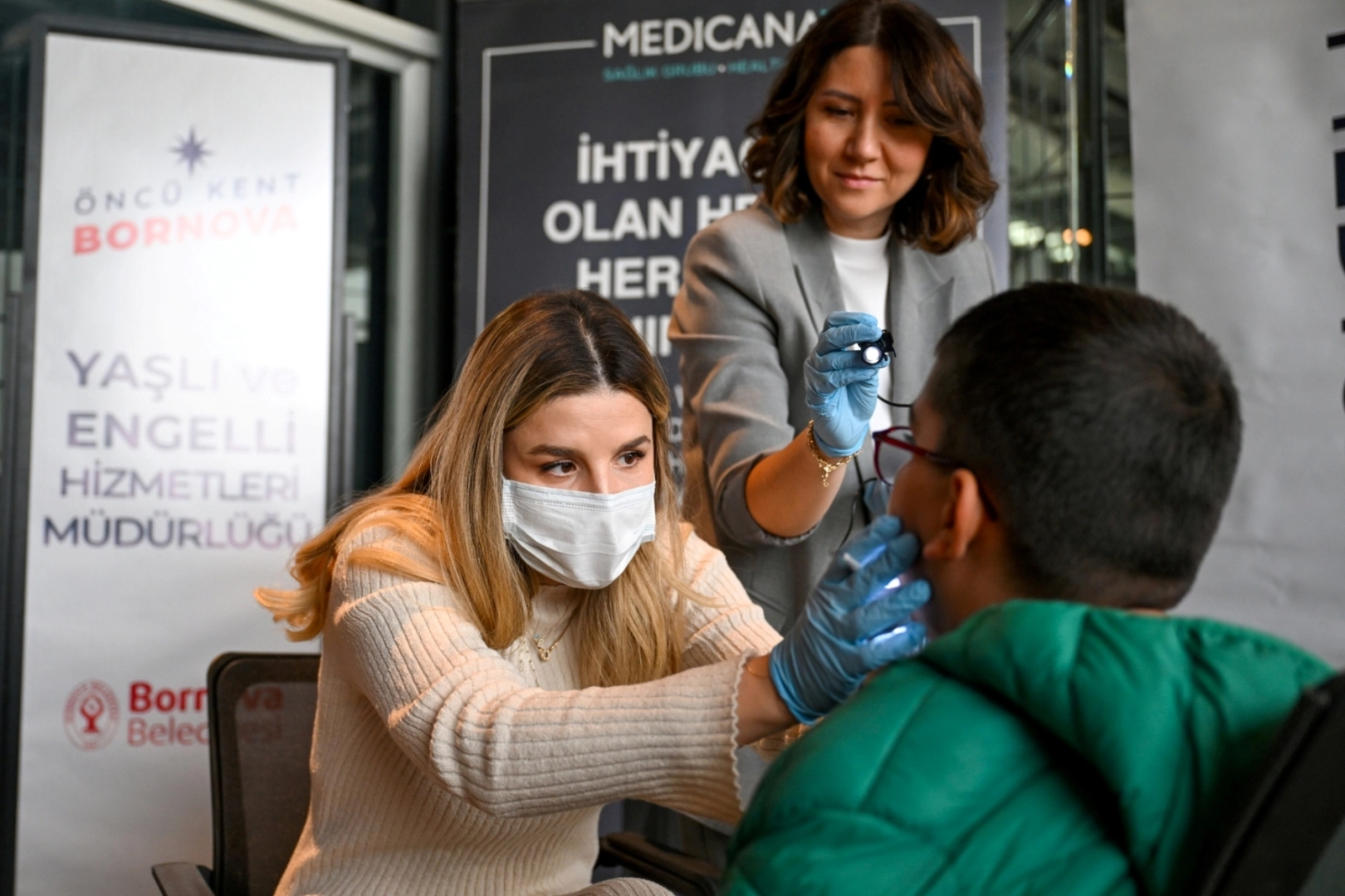Bornova’da İşitme Engelli Öğrencilere Hem Diş Taraması Hem Tarih Gezisi