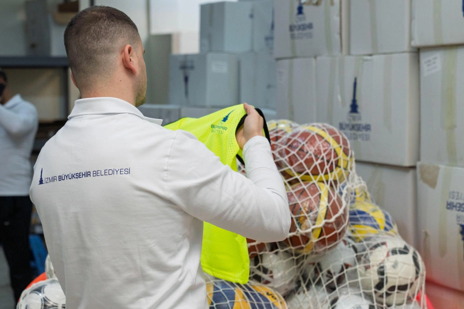 İzmir’de Amatör Spor Kulüplerine 5 Milyon TL’lik Malzeme Desteği: Sporun Başkenti Vizyonu Güçleniyor