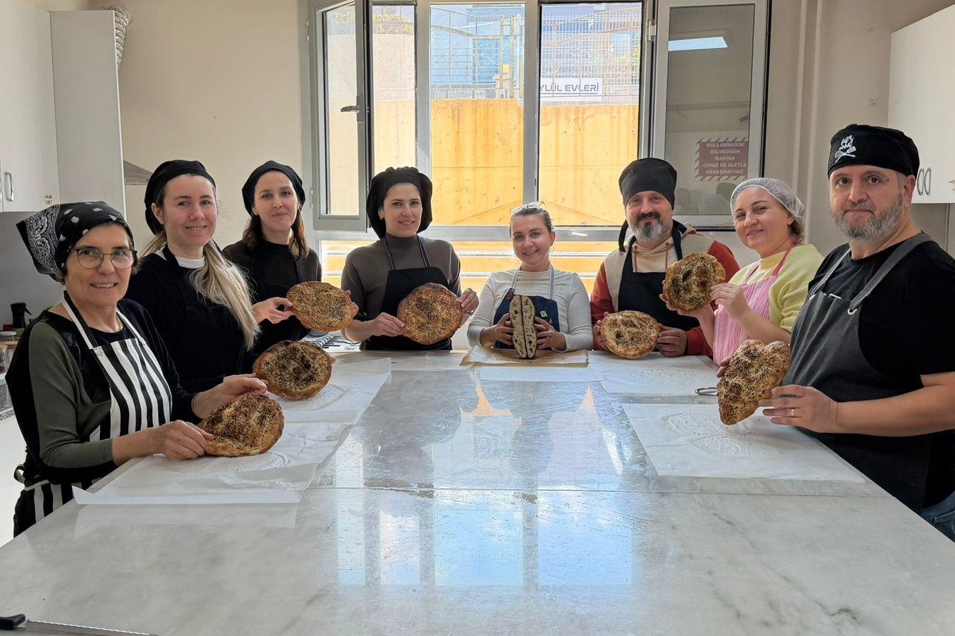 İzmir’de Ramazan Bereketi: Halk Eğitim Kursiyerlerinden İhtiyaç Sahiplerine Sıcak Paylaşım