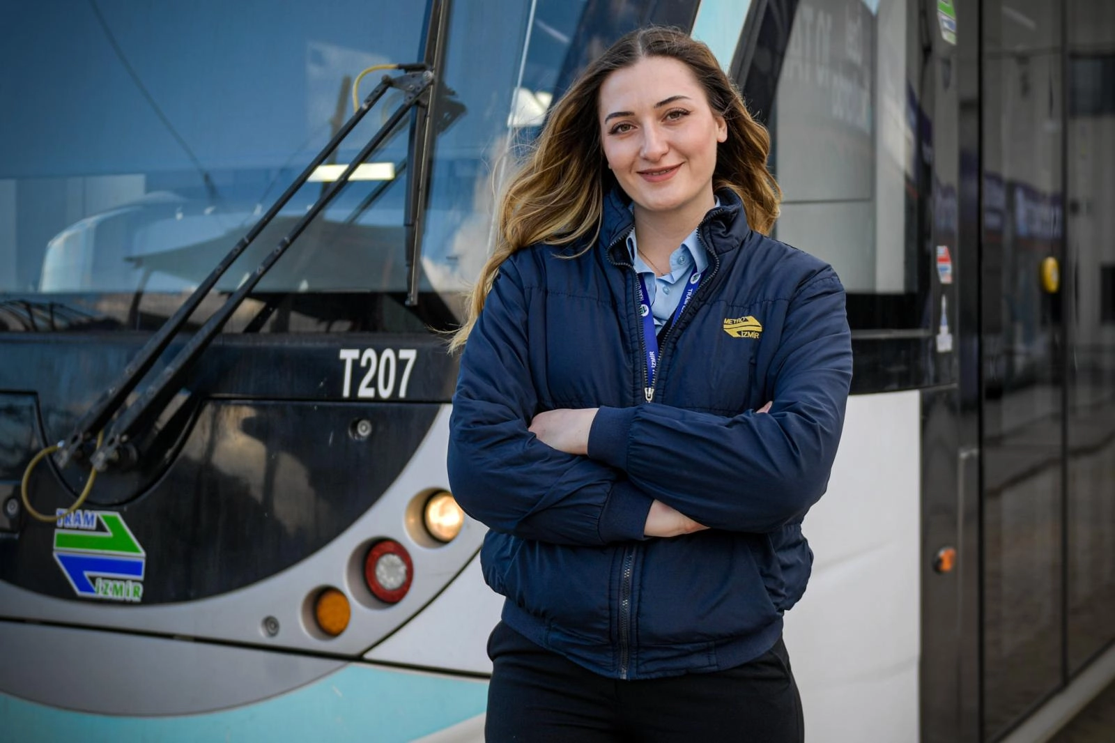 İzmir’in Raylarında Kadın Gücü: 23 Yaşındaki Simay Aytimur, Tramvay Sürücüsü Olarak İlham Veriyor