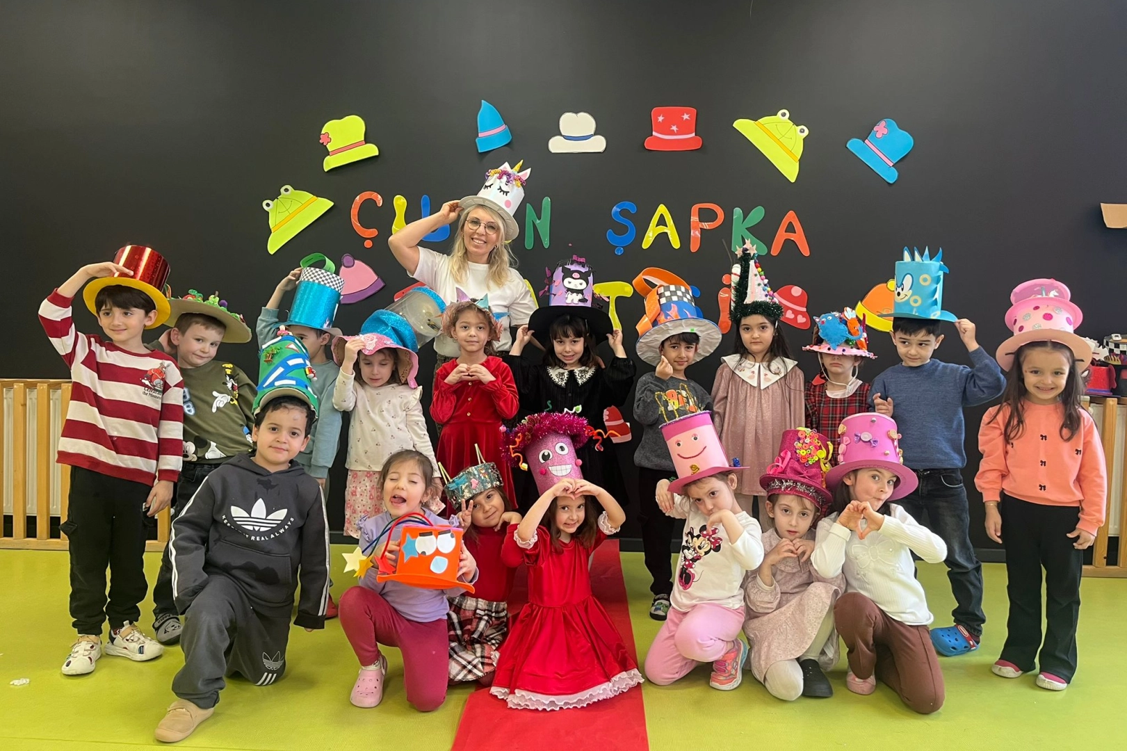 İzmit’te Çocuklar Şapkalarıyla Hayal Dünyalarını Sahneledi: Çınar Çocuk Evleri’nde Renkli Şapka Partisi