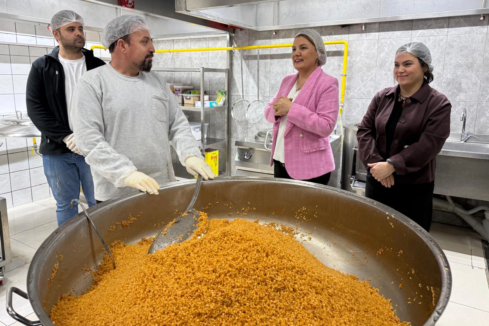 İzmit’te Aşevi Kapasitesi 2,5 Katına Çıktı: Günlük 10 Bin Kişilik Yemek Üretimi Hedefleniyor