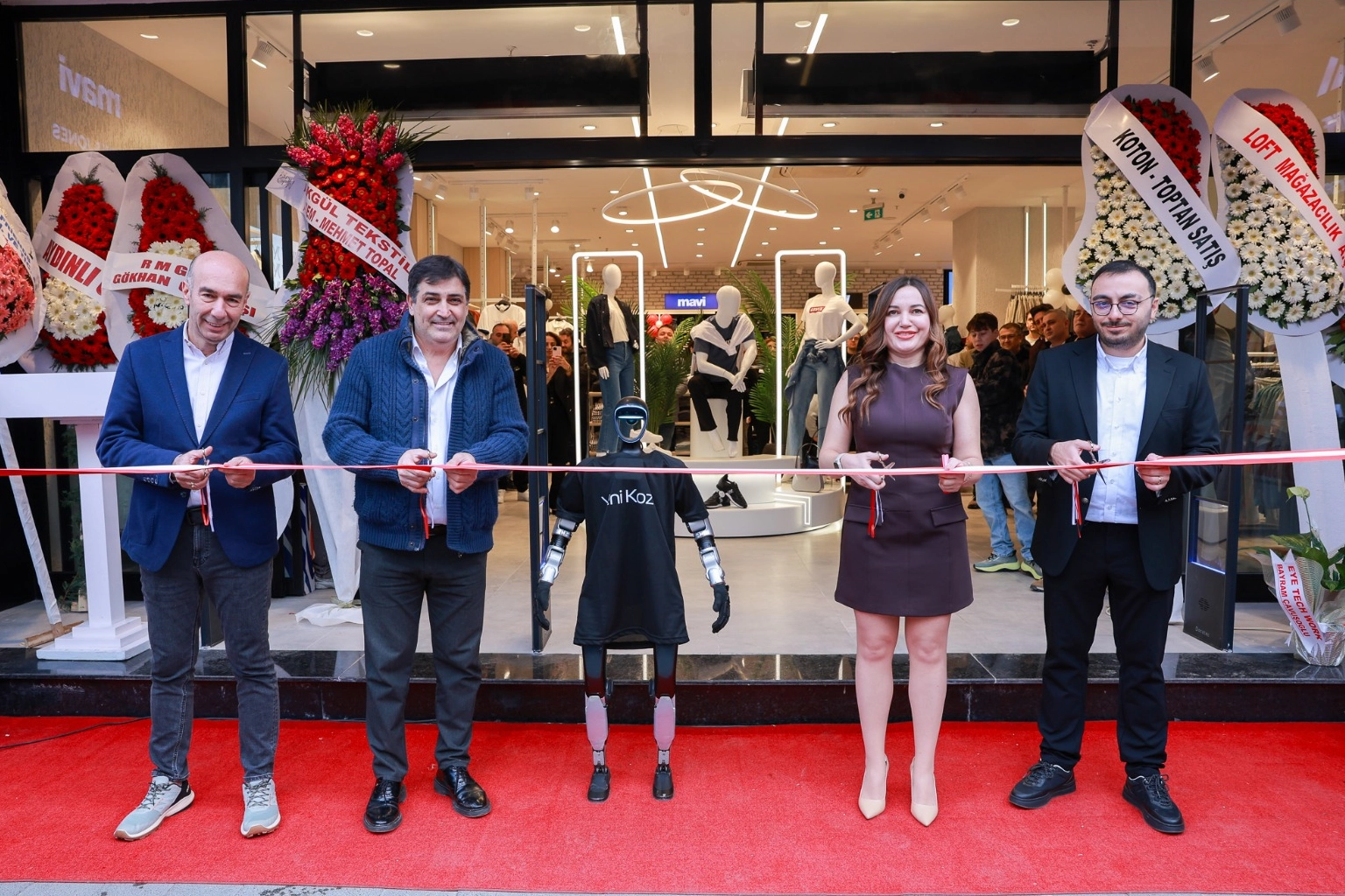 İzmit’in Kalbinde Dev Açılış: Yeni Koza Mağazası, Robotlu Törenle Hizmete Girdi