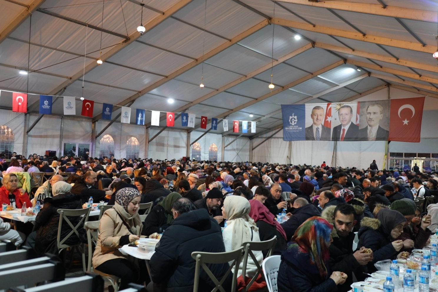İzmit Kent Meydanı’nda Ramazan Coşkusu: Kocaeli Büyükşehir Belediyesi’nden Birlik ve Beraberlik Sofrası