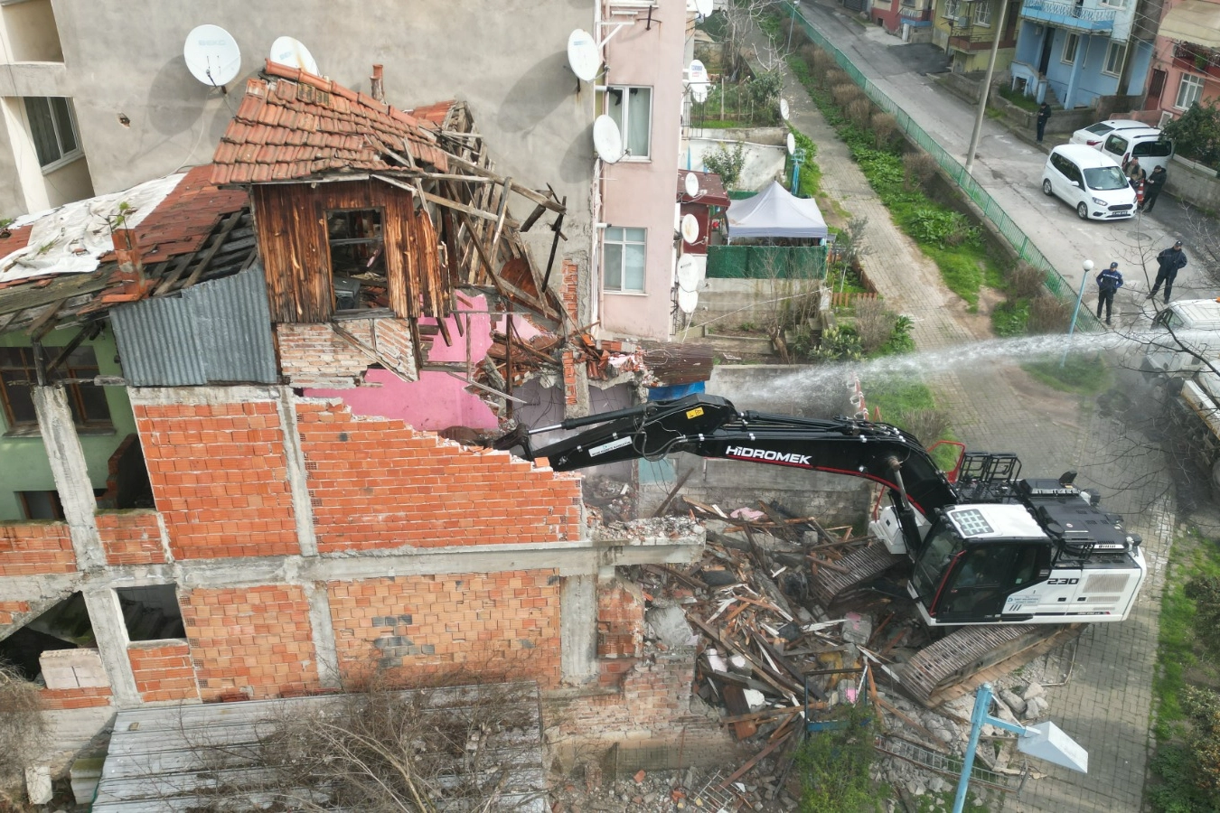 İzmit’te Yıkılmayı Bekleyen Tehlikeli Bina Tehlike Saçıyordu: Kozluk’ta Yıkım Gerçekleşti