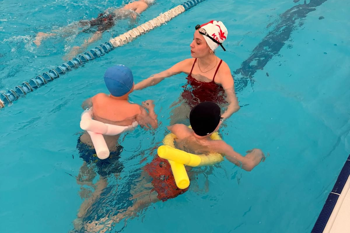 İzmit’te ‘Engelsiz Kulaçlar’ Projesiyle Dezavantajlı Bireyler Yüzme Öğreniyor