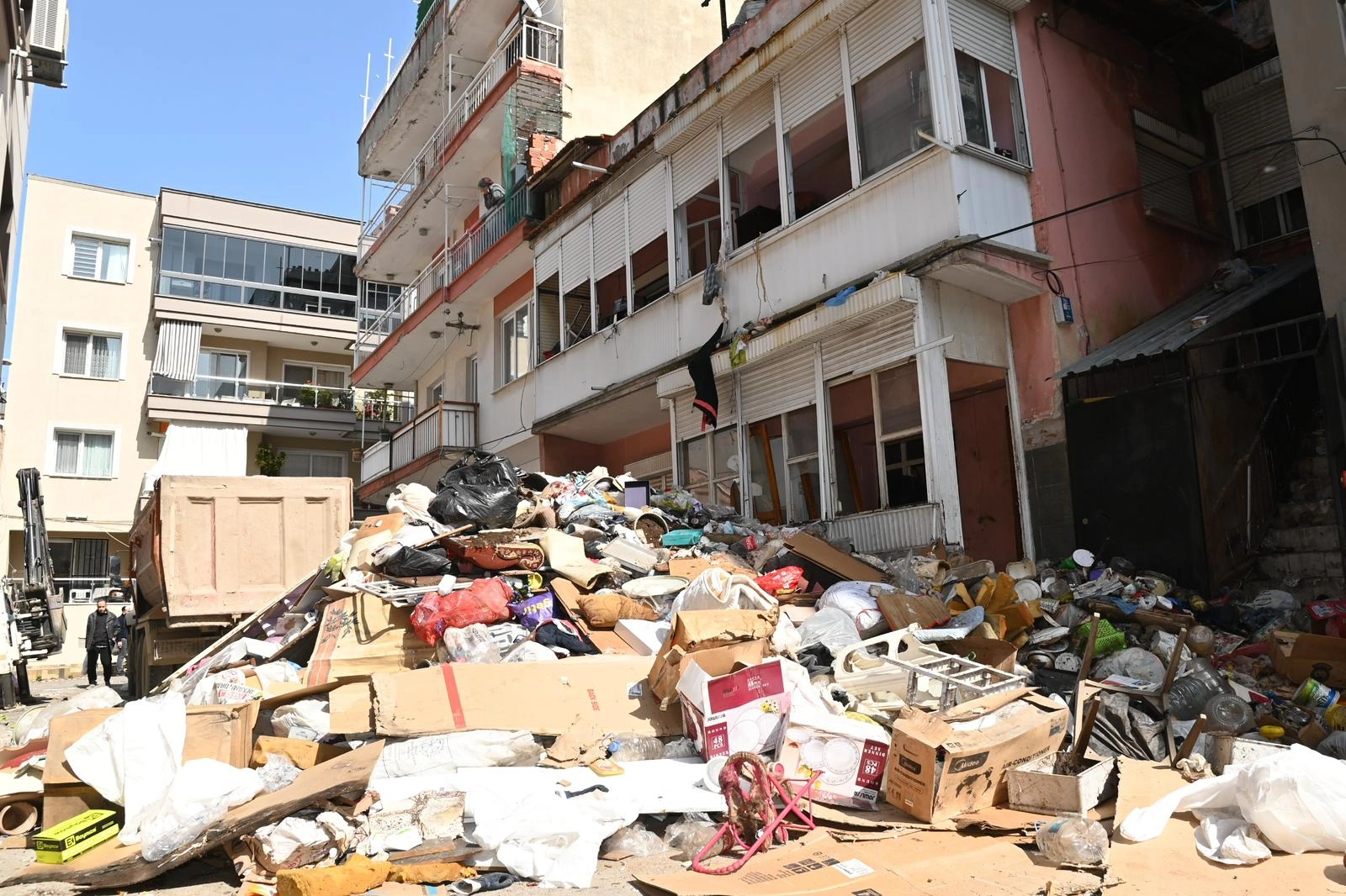 İzmir’de ‘Çöp Ev’de İnanılmaz Manzara: 12 Kamyon Atık Çıkarıldı!
