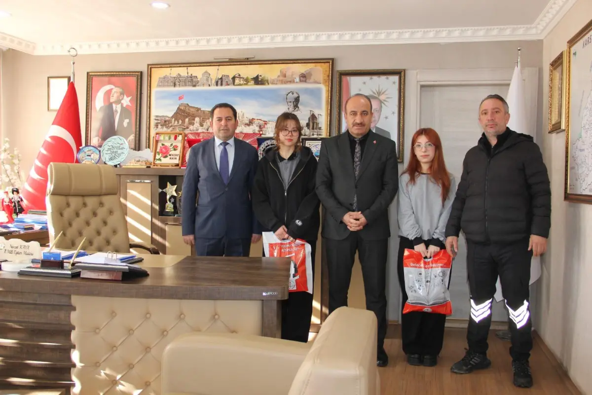 Kars’ta Mehmet Akif Ersoy Afiş Yarışması’nda Dereceye Giren Öğrencilere Ödülleri Verildi