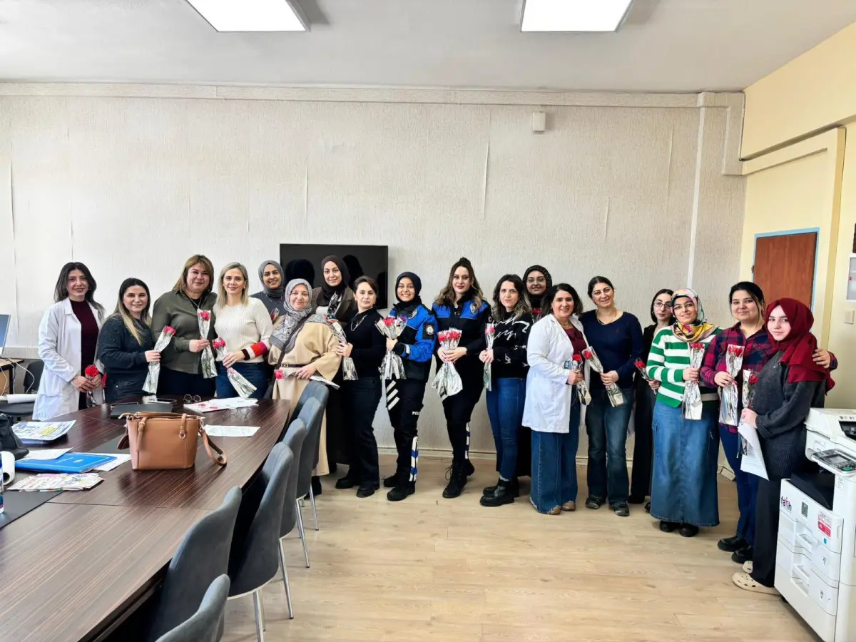 Kars’ta Eğitim Camiasına Duygusal Ziyaret: Şehit Öğretmen Fatmanur Çelik Anısına Karanfiller Sunuldu