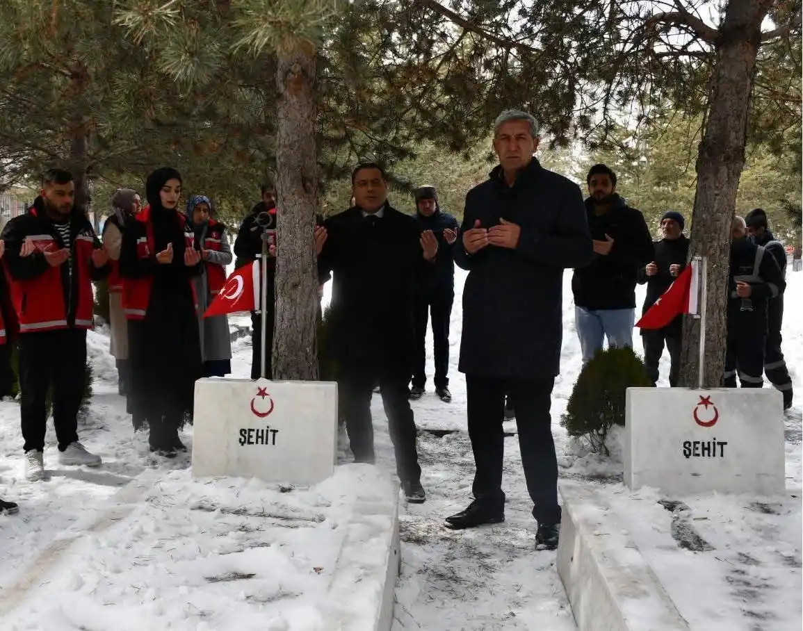 Kars’ta Aziz Şehitler Dualarla Anıldı: Kabirleri Ziyaret Edilip Bakımları Yapıldı